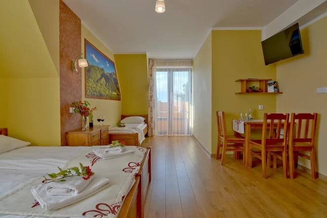 Comfort/Balkonas kambarys keturiems svečiams su atskiru vonios kambariu ir vaizdu į kalnus